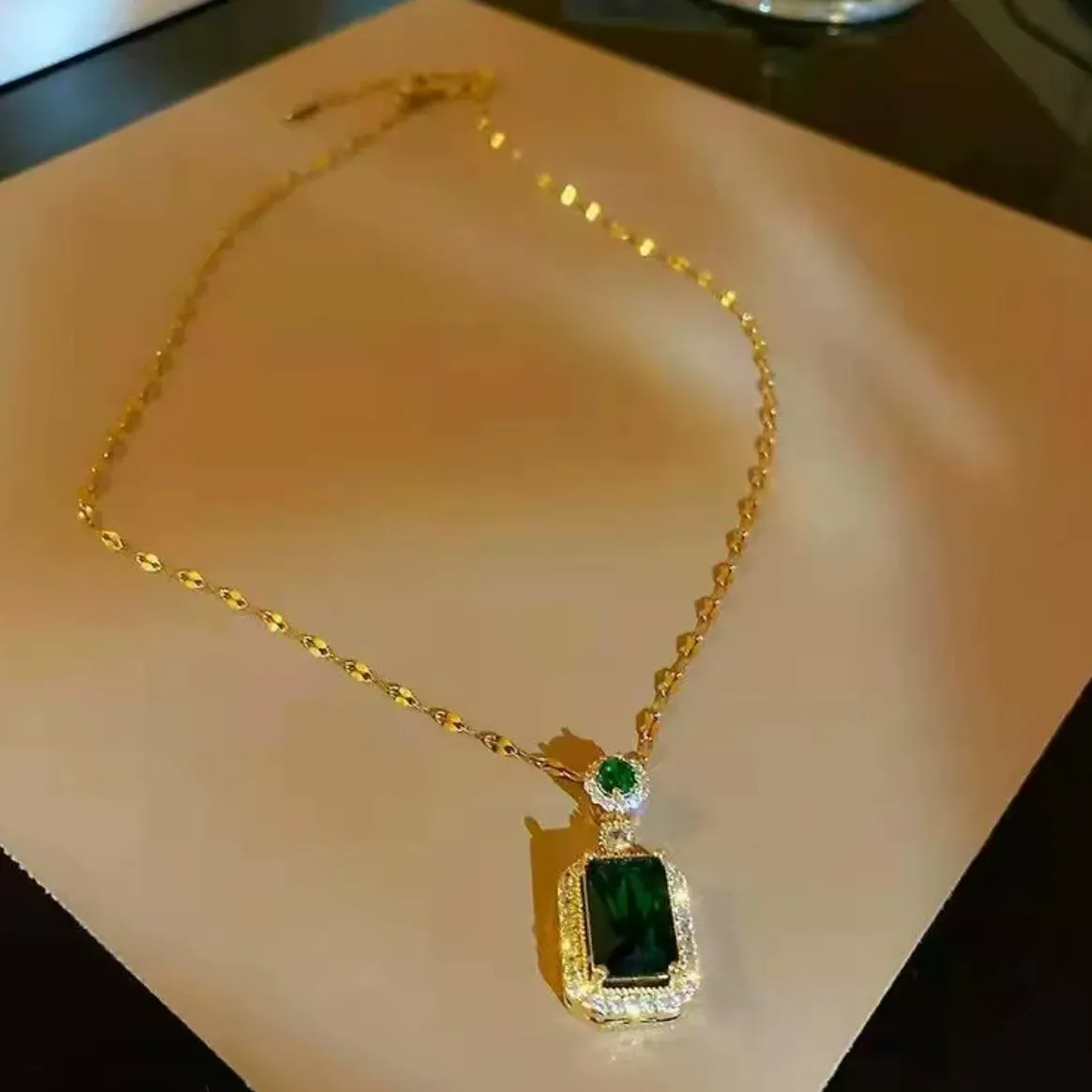 Light luxury diamond necklace, vintage emerald crystal necklace