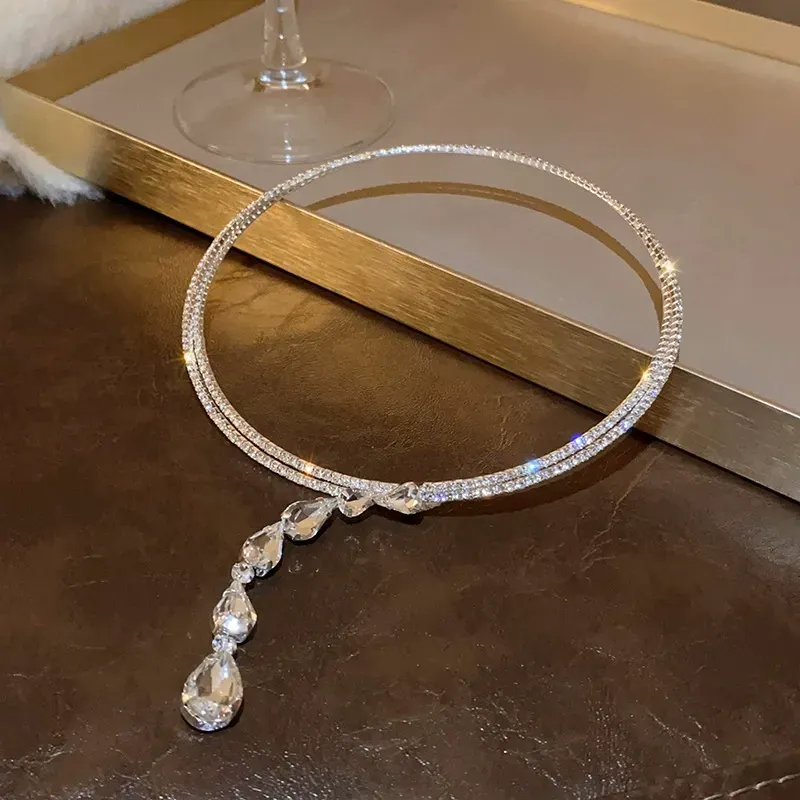 Zircon teardrop choker necklace, a versatile and elegant accessory