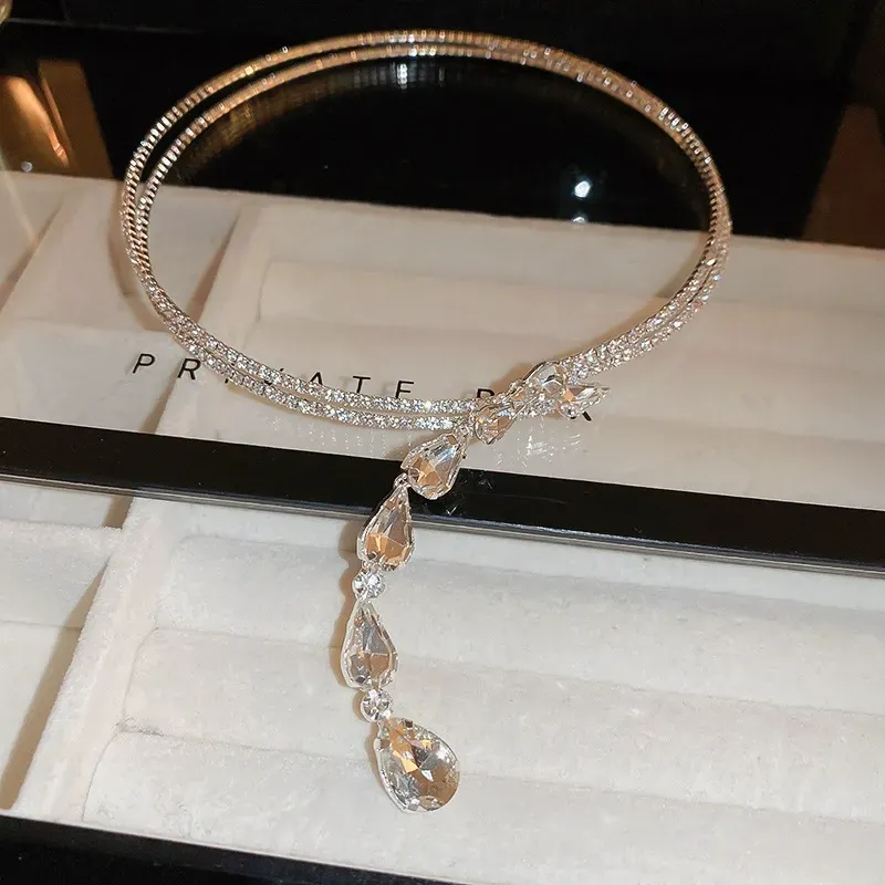 Zircon teardrop choker necklace, a versatile and elegant accessory