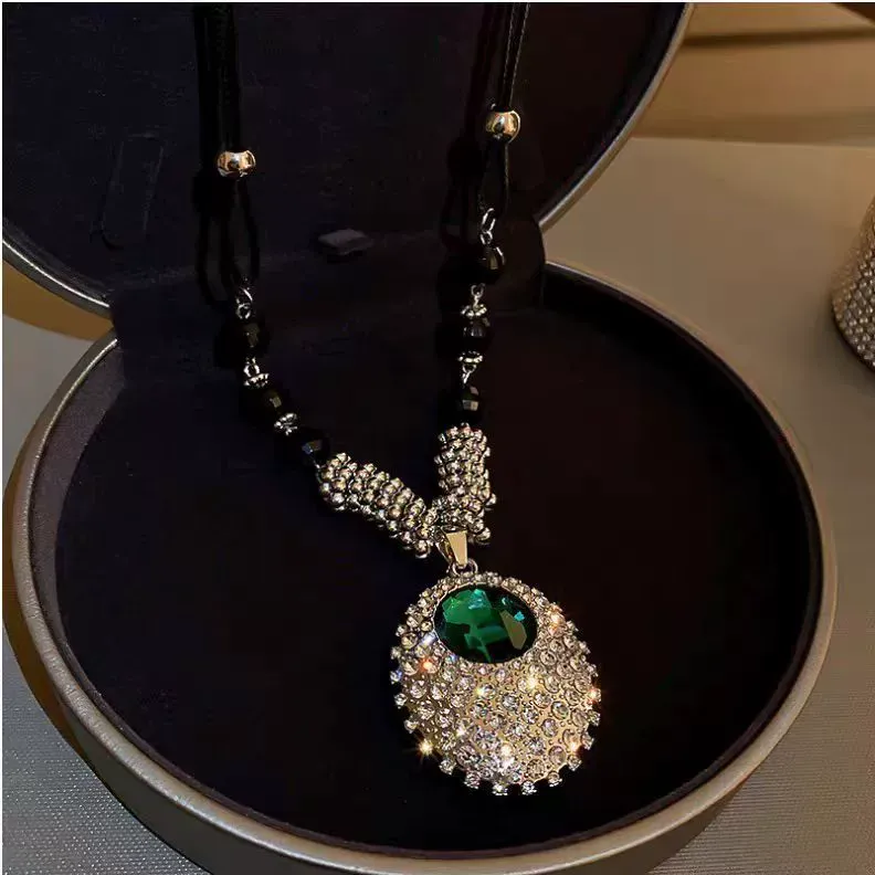 Fashionable and versatile green crystal pendant necklace