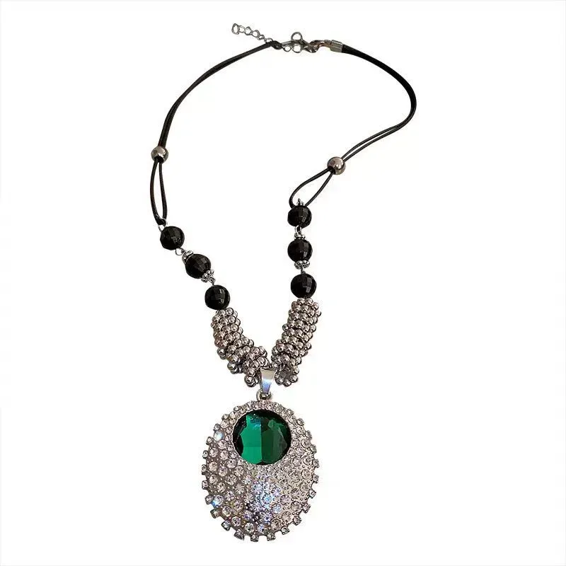 Fashionable and versatile green crystal pendant necklace