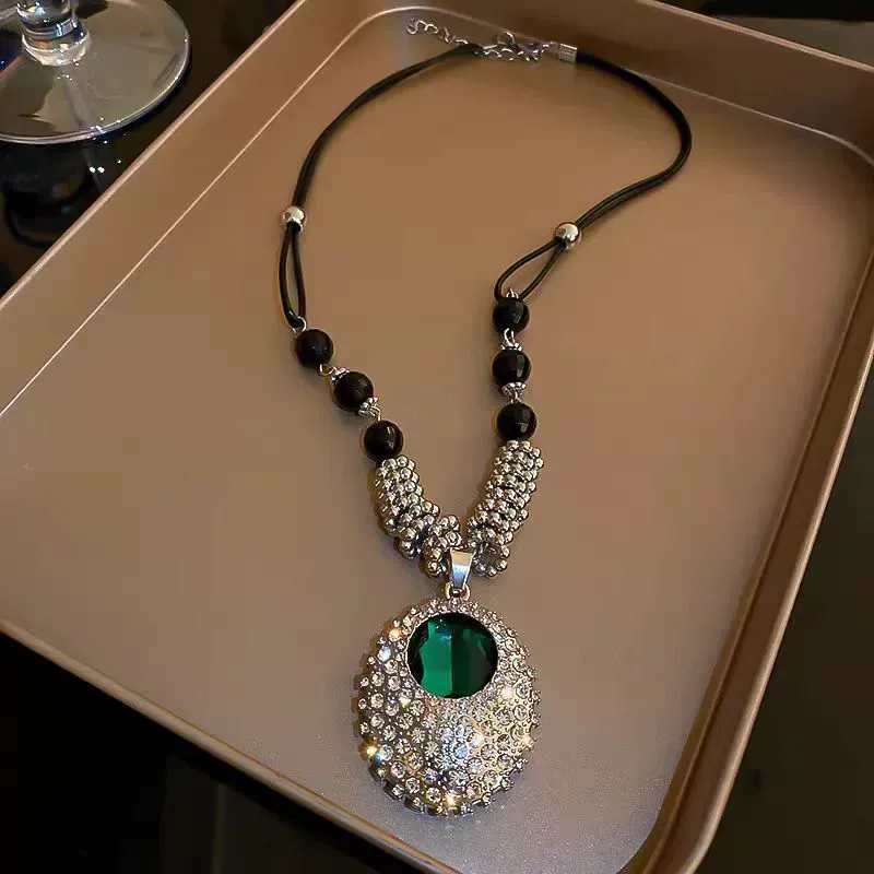 Fashionable and versatile green crystal pendant necklace