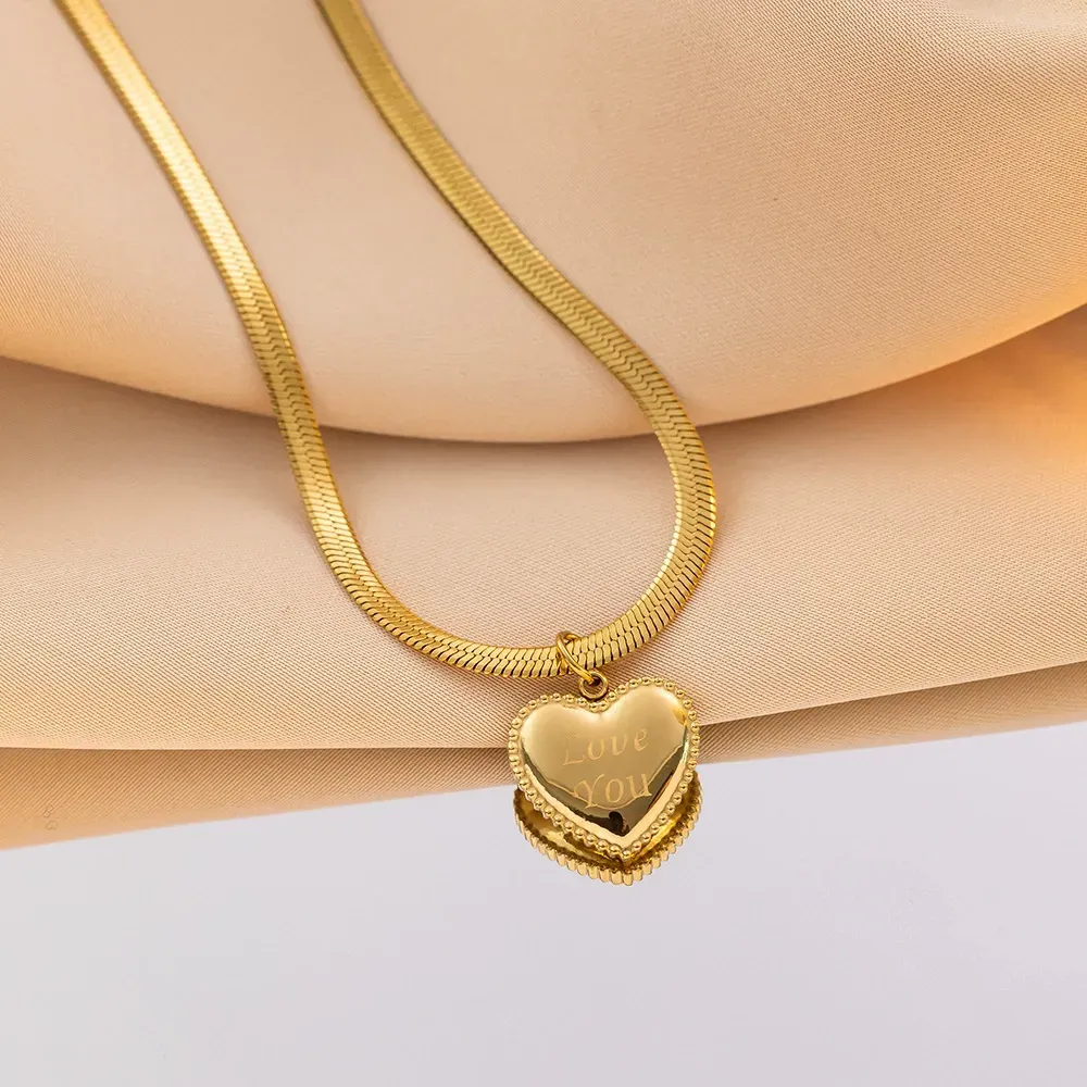Titanium steel gold non-fading light luxury love heart necklace