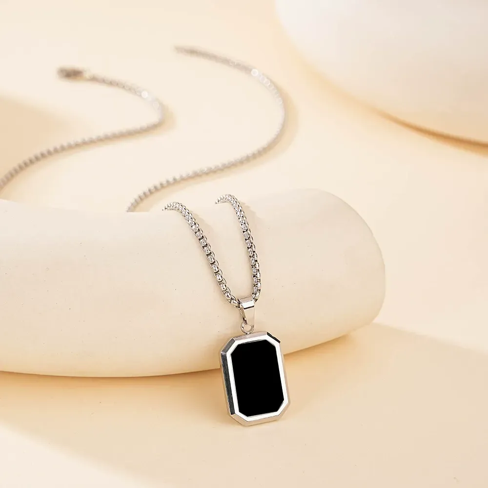 Fashionable black square necklace