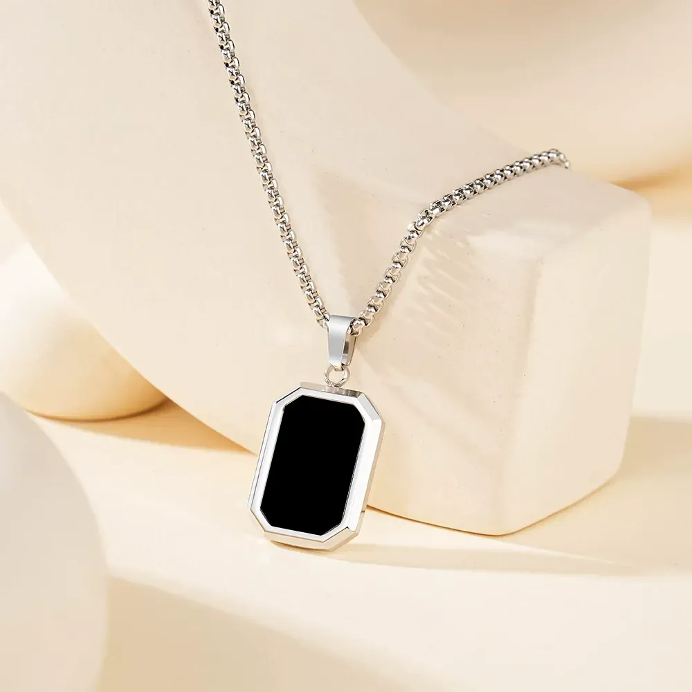 Fashionable black square necklace