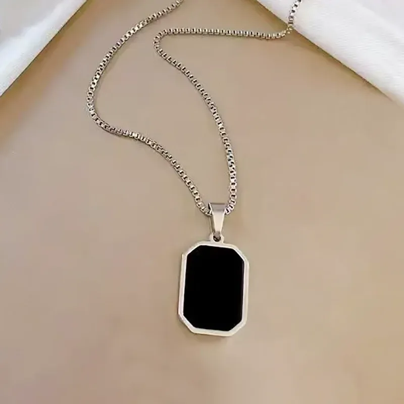 Fashionable black square necklace