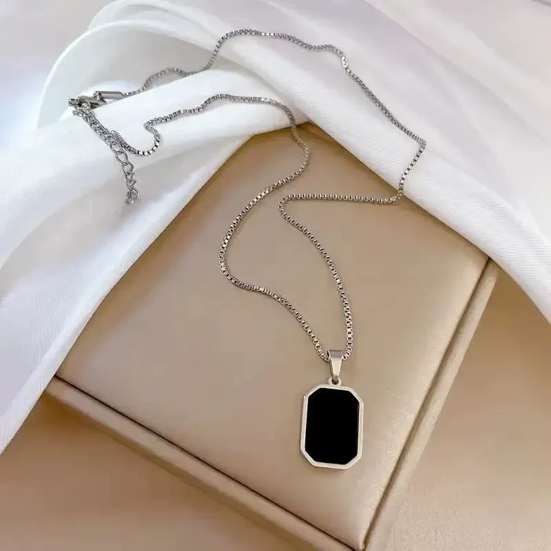 Fashionable black square necklace
