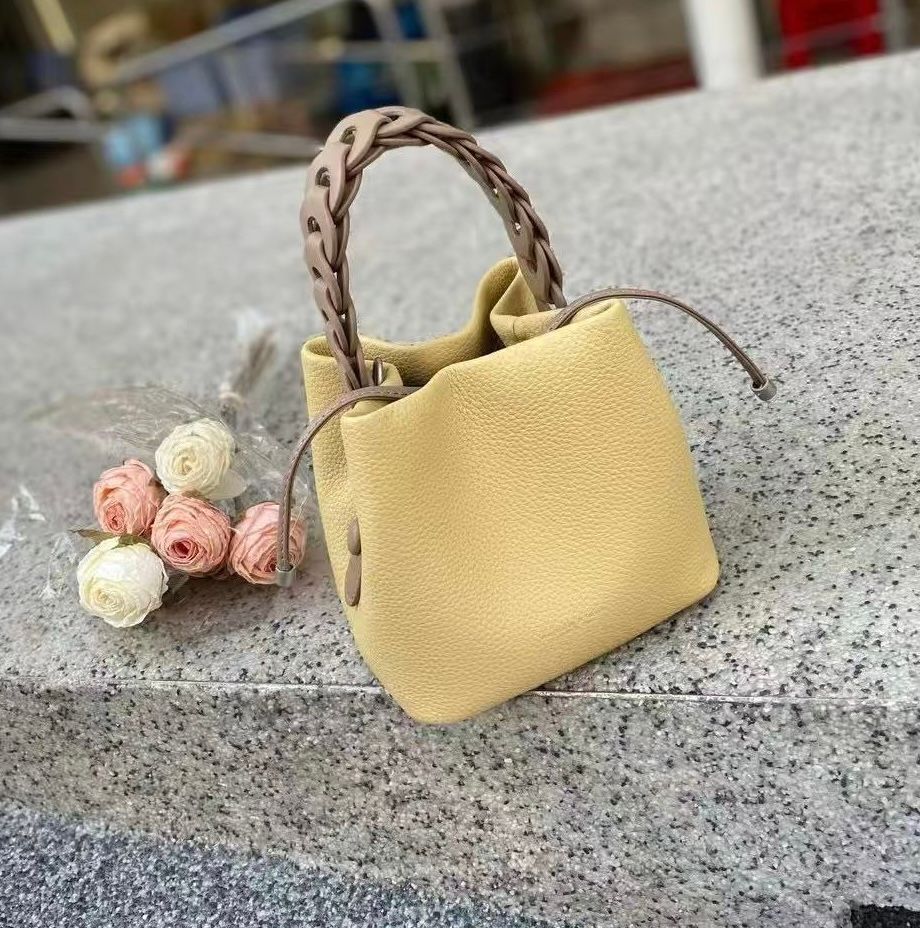 Niche design genuine leather bucket bag for women High-end exquisite woven handbag