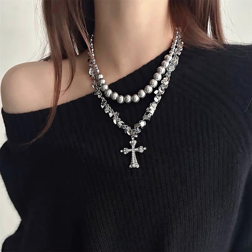 Personalized double-layer clavicle chain, fashionable and sophisticated necklace for women.