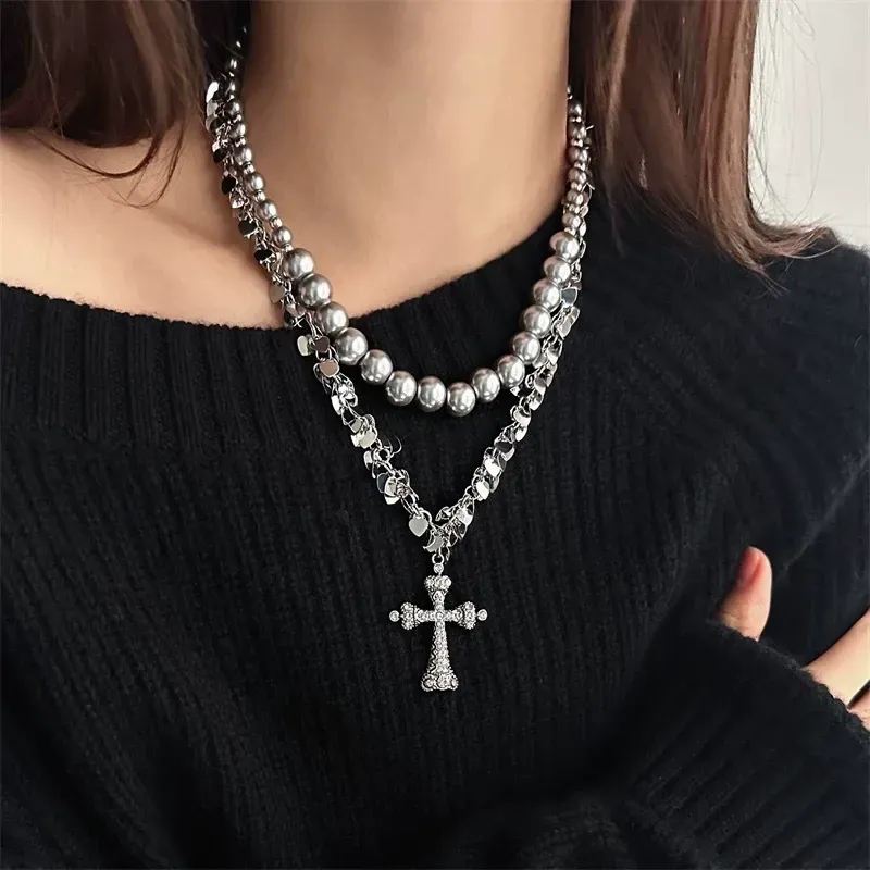 Personalized double-layer clavicle chain, fashionable and sophisticated necklace for women.