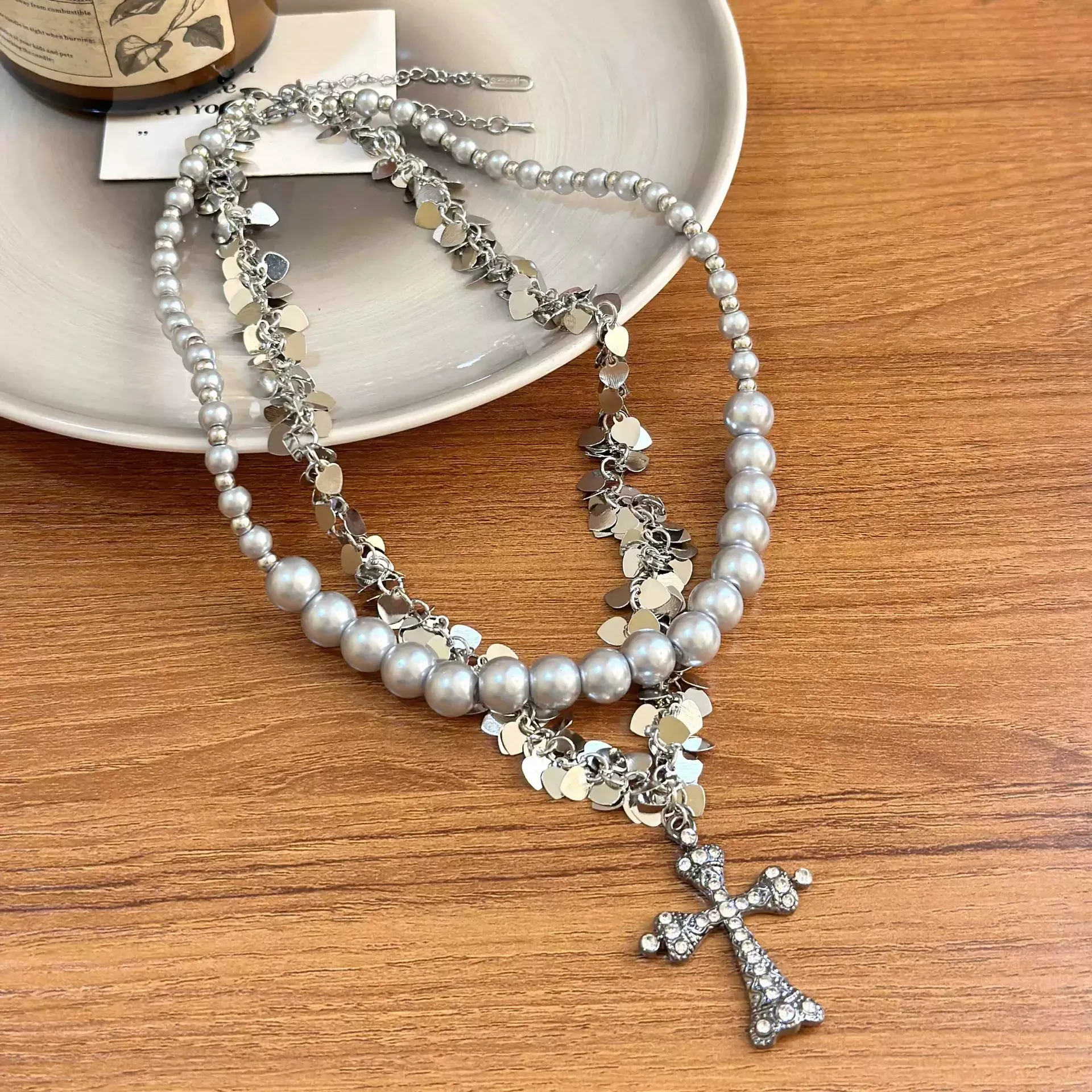 Personalized double-layer clavicle chain, fashionable and sophisticated necklace for women.