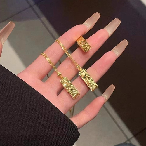 Gold-plated Wealth from All Directions mini gold bar necklace with dazzling shine, stamp-shaped clavicle chain.