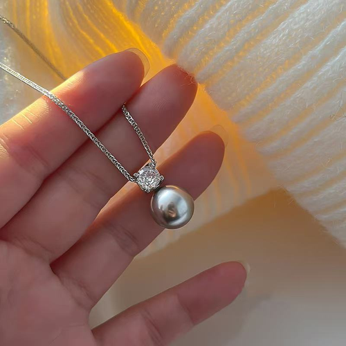 Sparkling diamond single pearl necklace for women