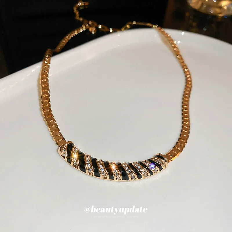 Metal heavy design necklace retro classic striped clavicle necklace trendy diamond-studded luxury necklace for women