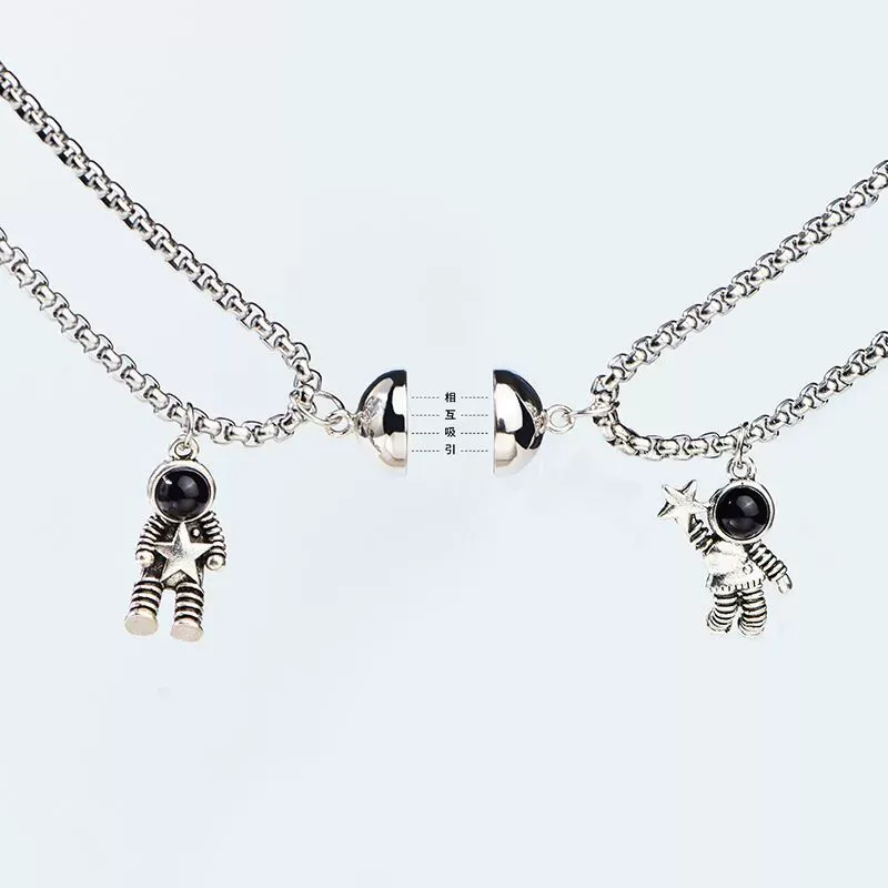 Magnetic astronaut couple necklace, perfect as a gift for your bestie