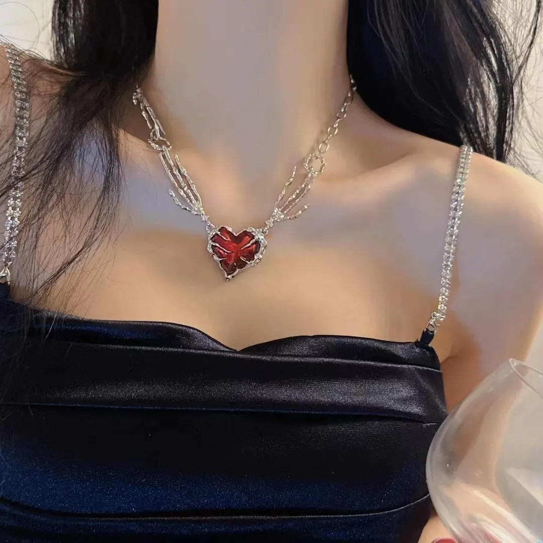 Dark red oil drop necklace with exaggerated design claw splicing heart clavicle chain