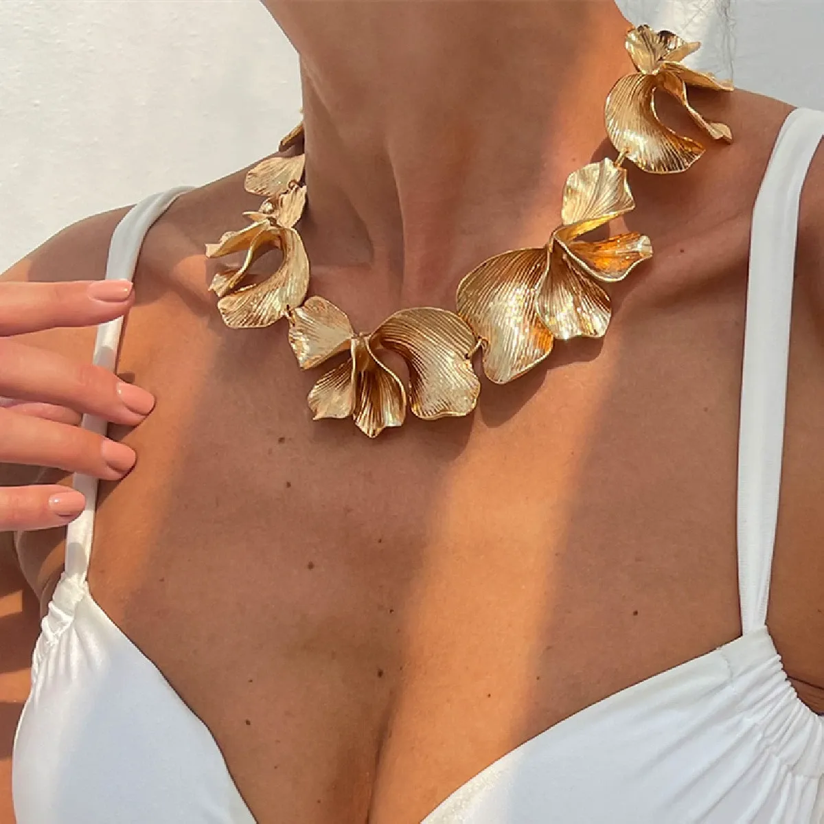 Irregular pleated petal necklace Fashion ins style metal alloy flower necklace