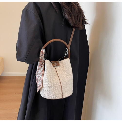 2025 Internet celebrity new commuter retro bag women's handbag woven bucket bag niche