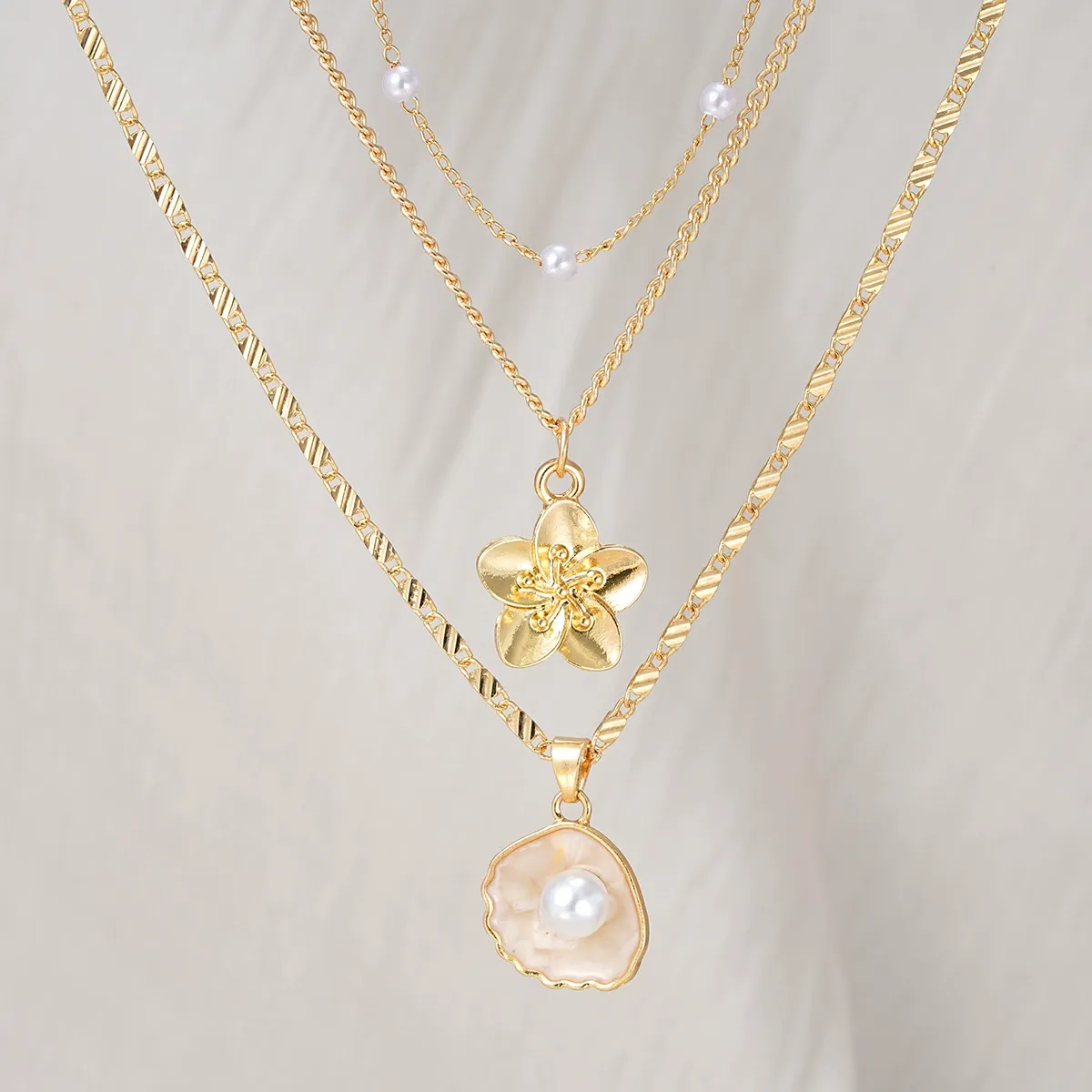 Temperament pearl multi-layer clavicle chain, shell pendant 3-piece gold-plated necklace