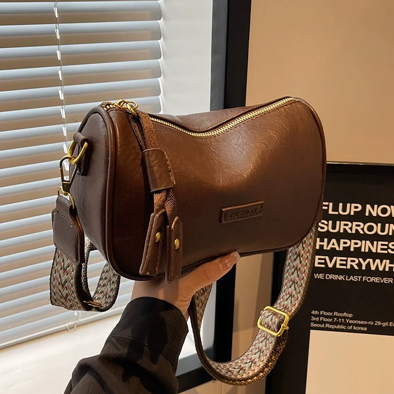 Boston bags are popular this year, and the new wide-band pillow bags are retro in autumn and winter.