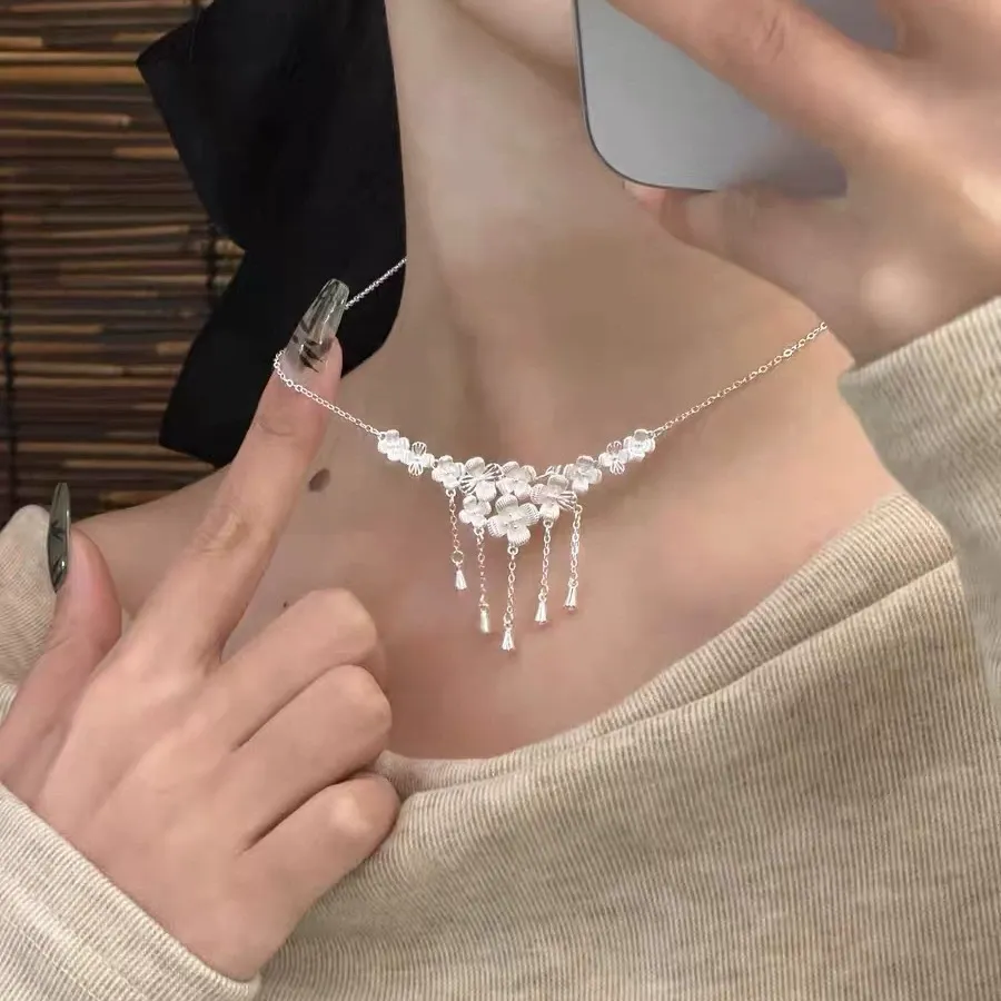 Exquisite and high-end tassel plum blossom necklace for women