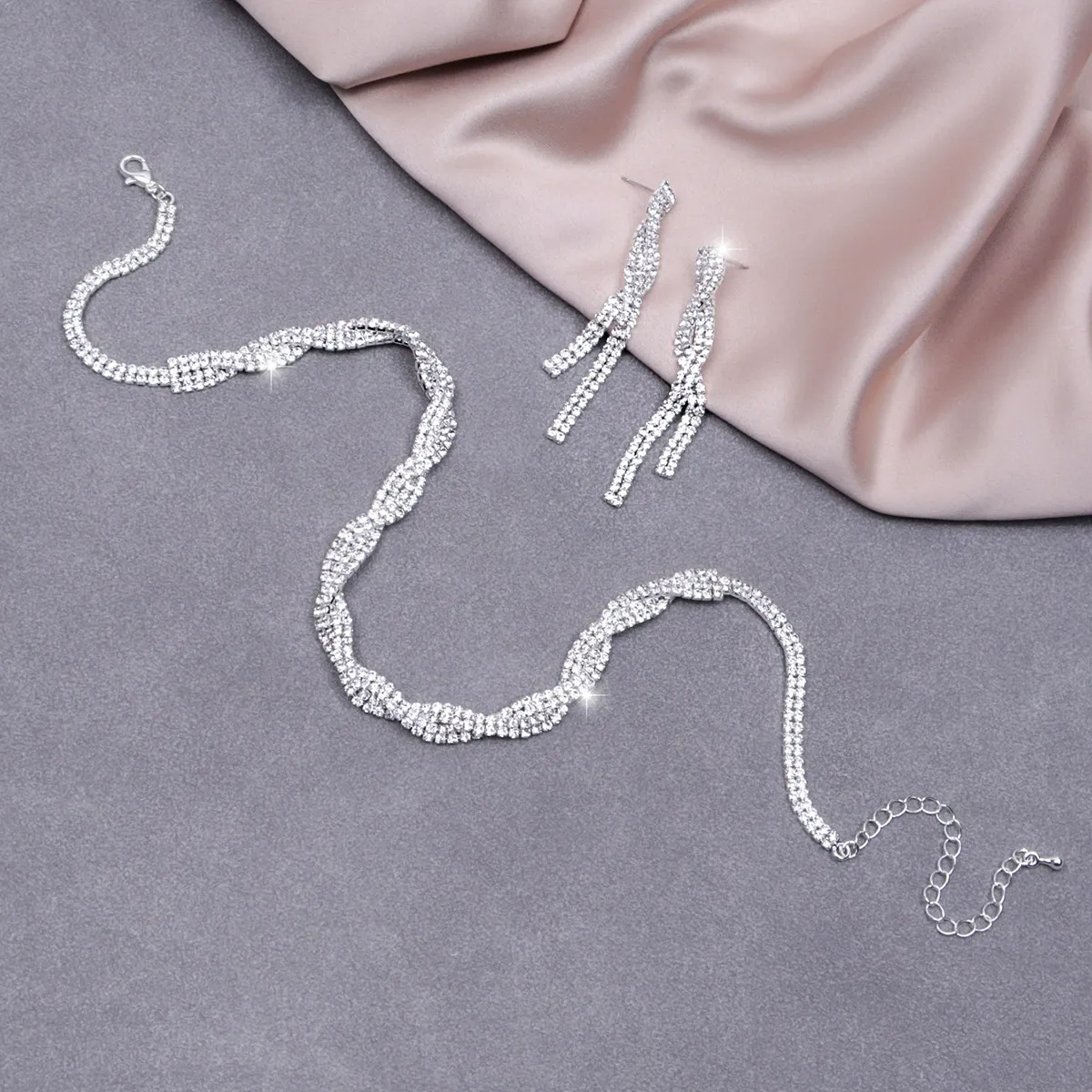 A set of hot-selling exquisite necklaces, two-piece necklace earrings evening accessories for women