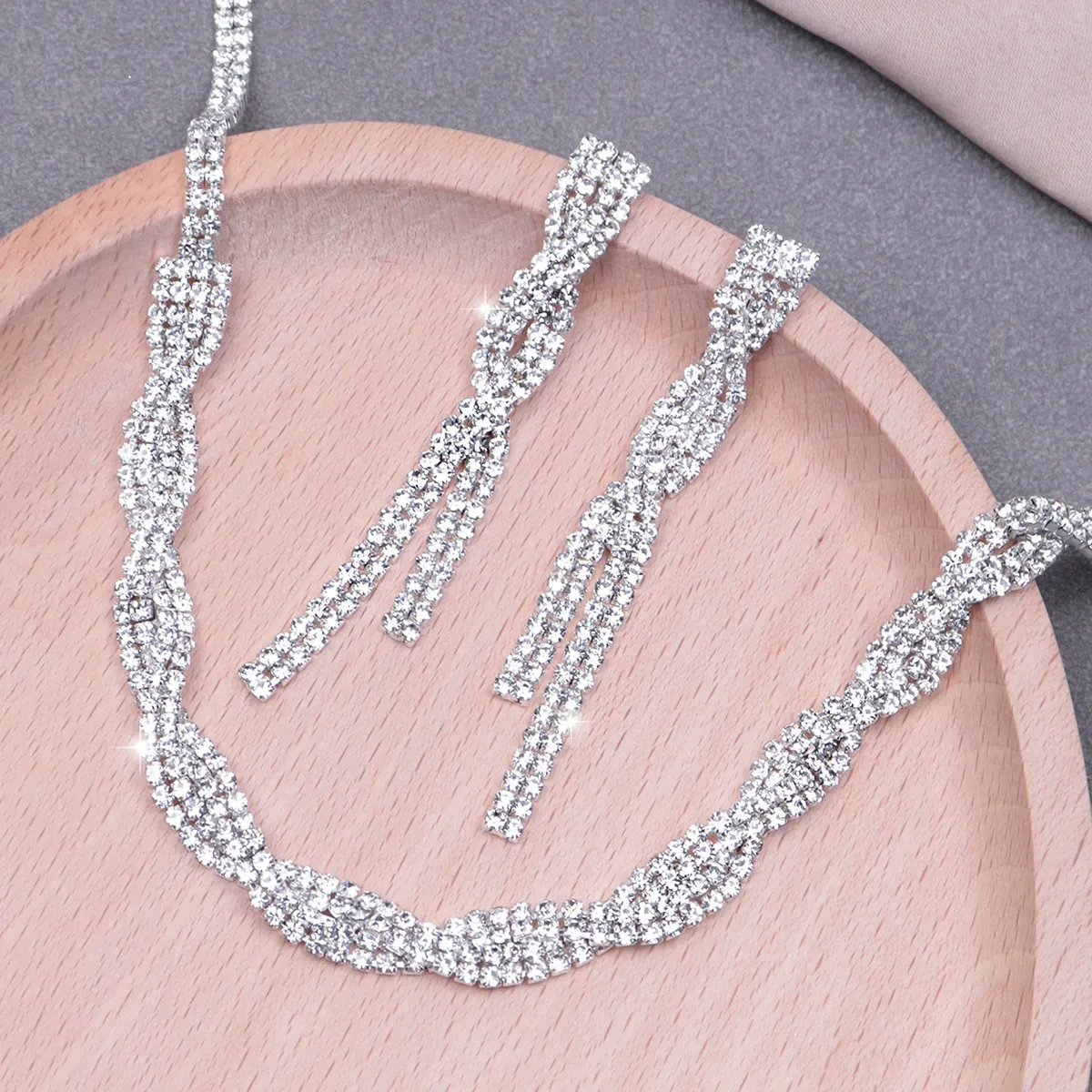A set of hot-selling exquisite necklaces, two-piece necklace earrings evening accessories for women