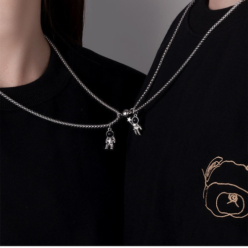Magnetic astronaut couple necklace, perfect as a gift for your bestie