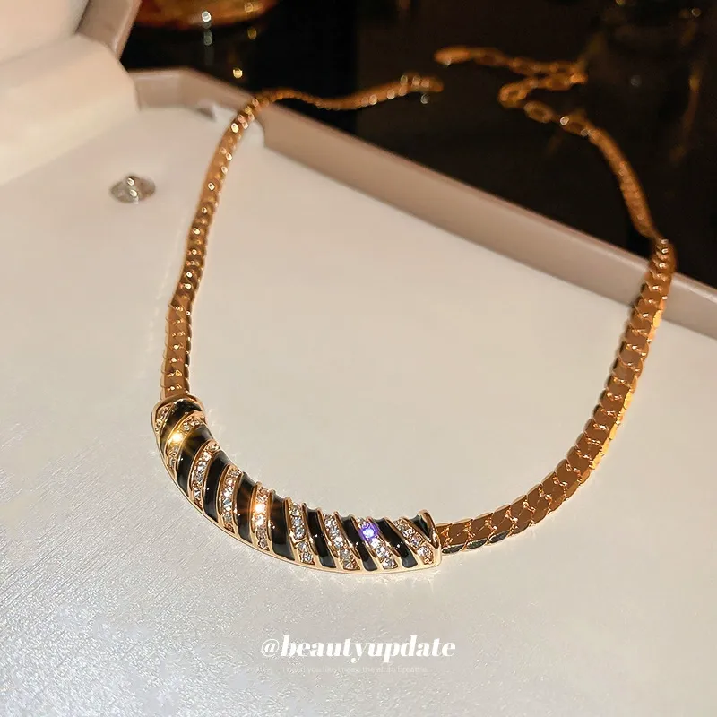 Metal heavy design necklace retro classic striped clavicle necklace trendy diamond-studded luxury necklace for women