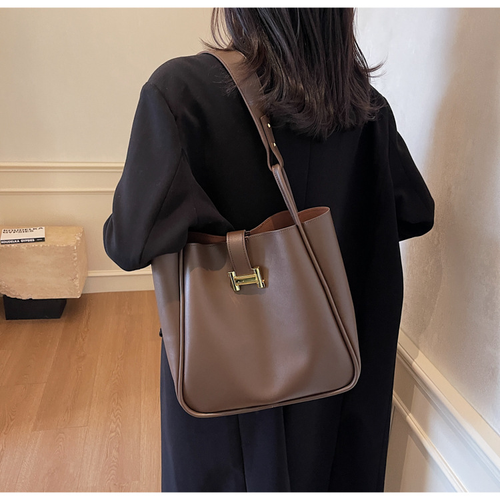 Popular women's bags 2025 new simple bucket bag