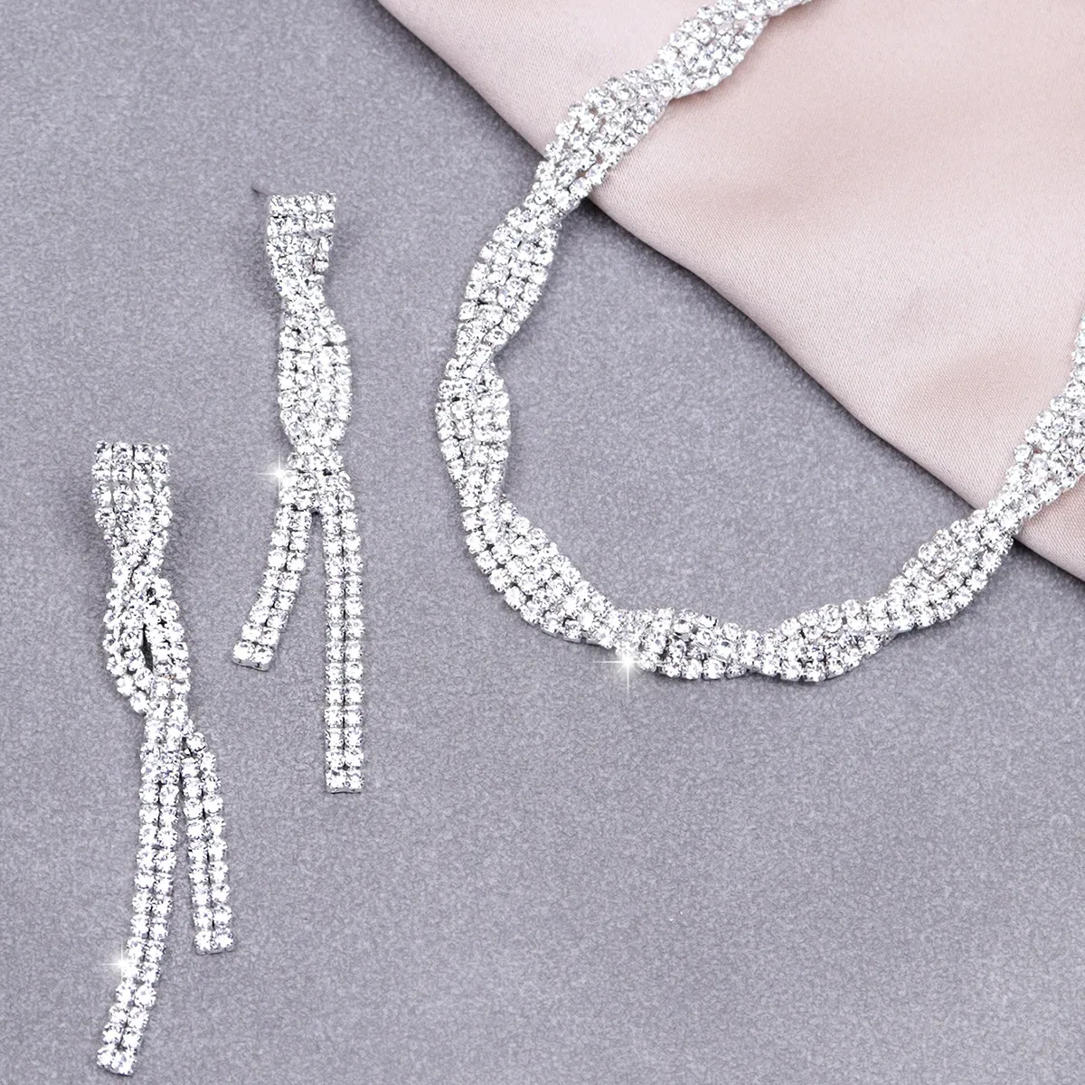 A set of hot-selling exquisite necklaces, two-piece necklace earrings evening accessories for women