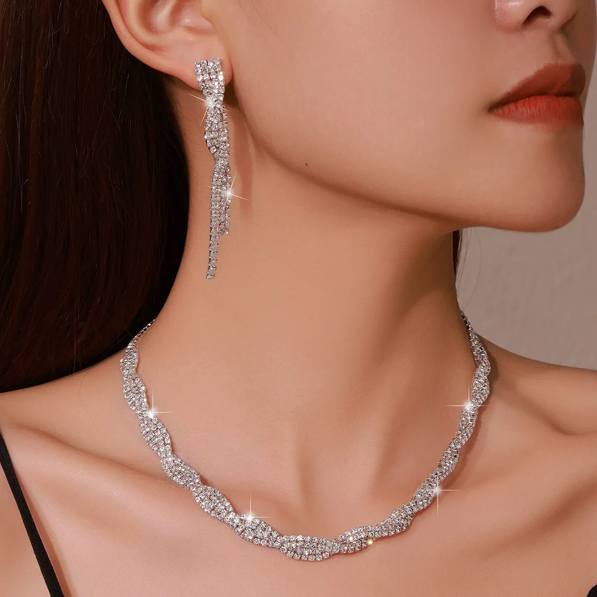 A set of hot-selling exquisite necklaces, two-piece necklace earrings evening accessories for women
