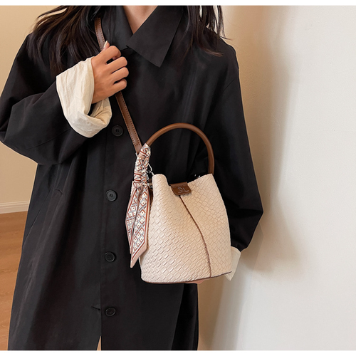 2025 Internet celebrity new commuter retro bag women's handbag woven bucket bag niche