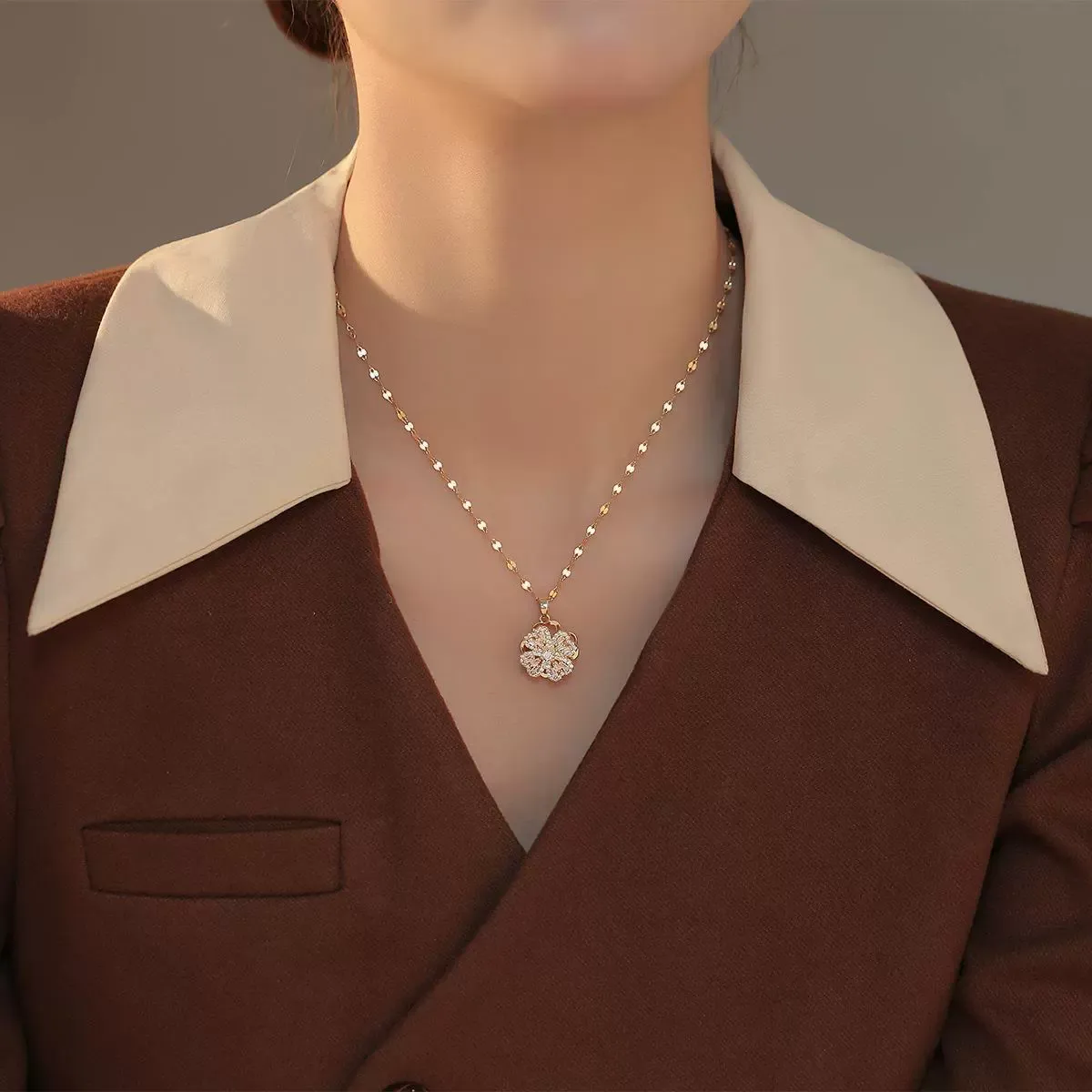 New trend rotating four-leaf clover Haoshi titanium steel necklace