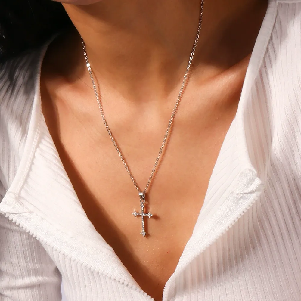 Simple and light luxury style, elegant temperament, generous diamond arrow cross necklace, clavicle chain