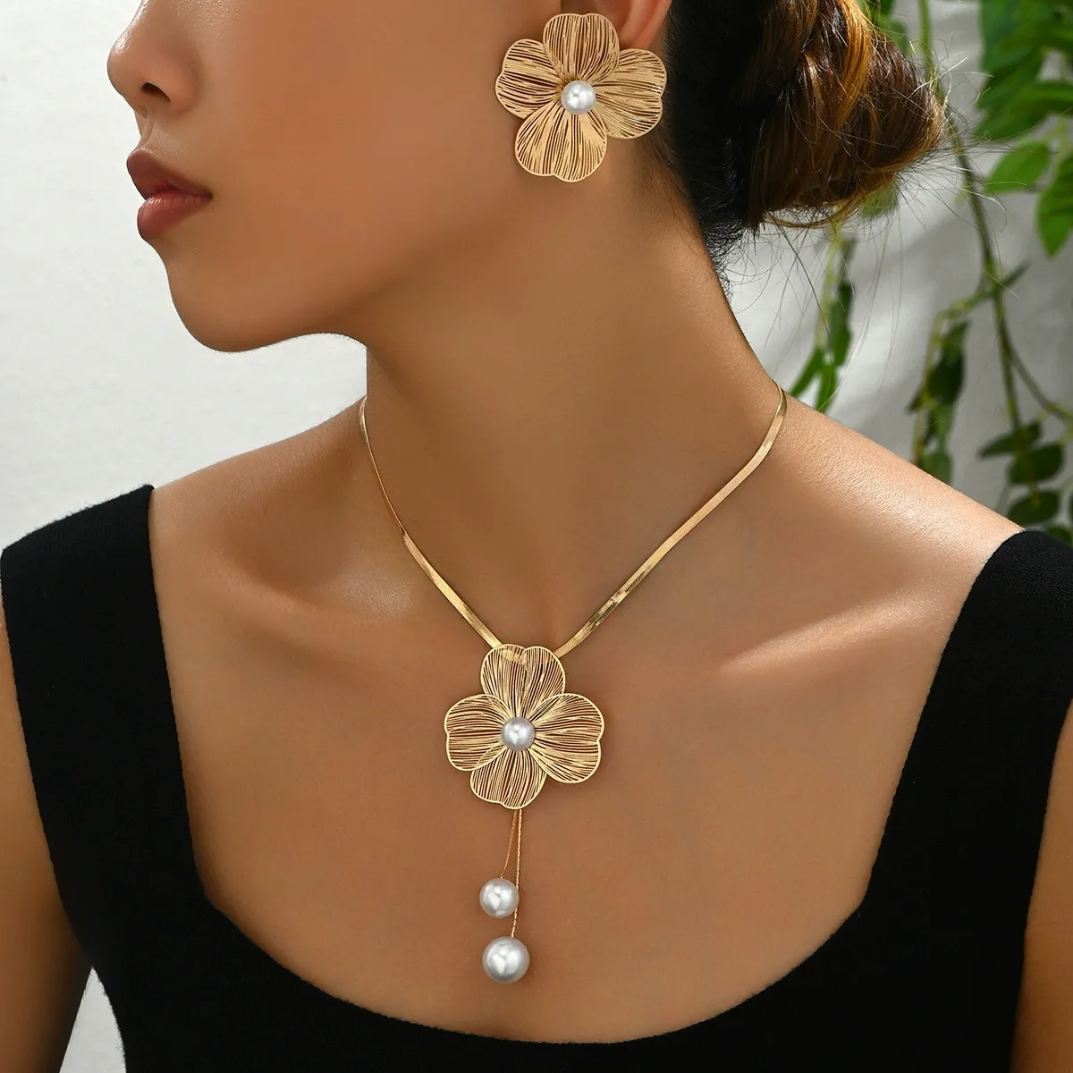 Flower-inlaid pearl design niche long clavicle necklace, women's necklace and earring set