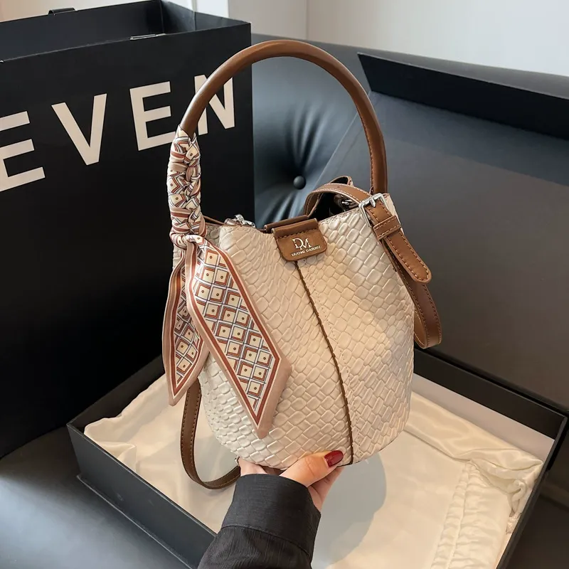 2025 Internet celebrity new commuter retro bag women's handbag woven bucket bag niche