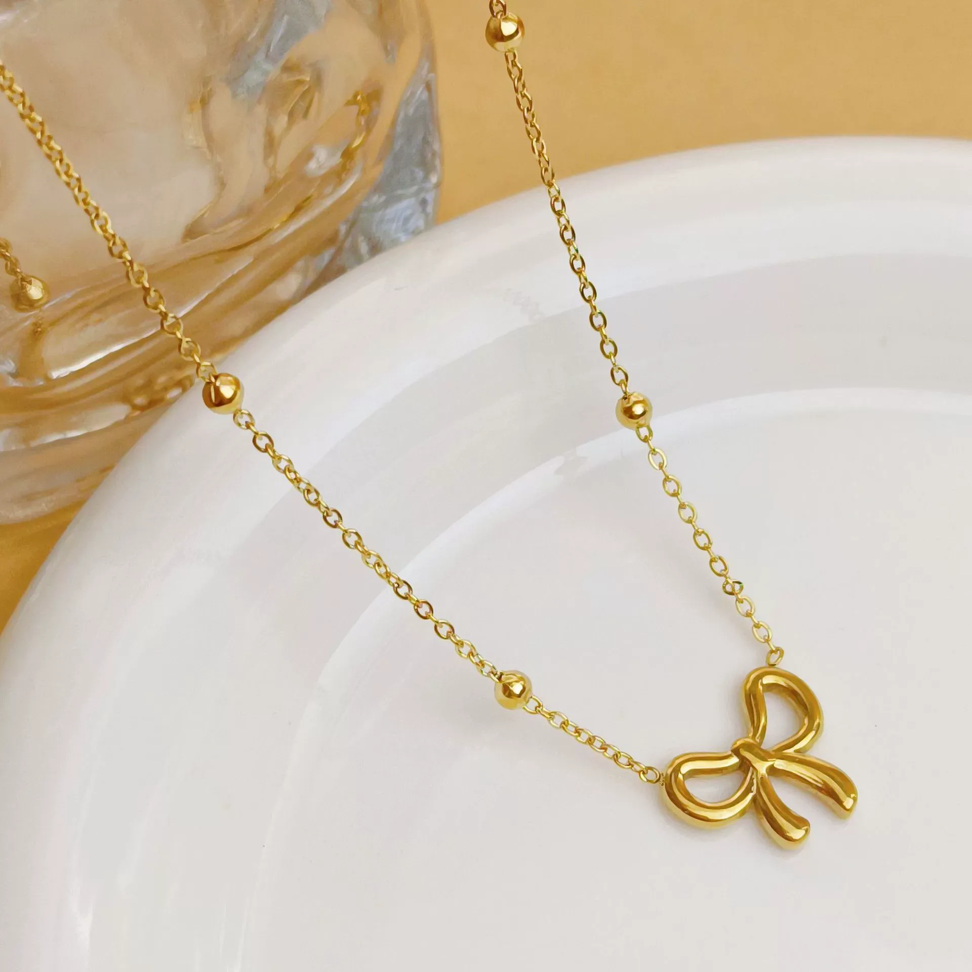 Long-lasting cute hollow bow pendant necklace for women clavicle chain jewelry