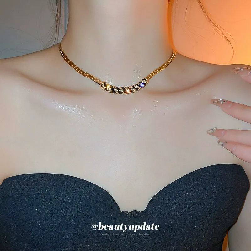 Metal heavy design necklace retro classic striped clavicle necklace trendy diamond-studded luxury necklace for women