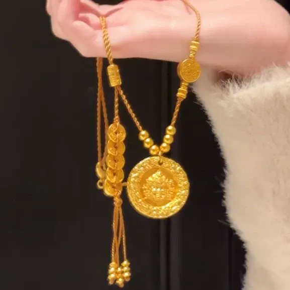 Gold-plated, color-preserving, wealth god pendant necklace for men and women.