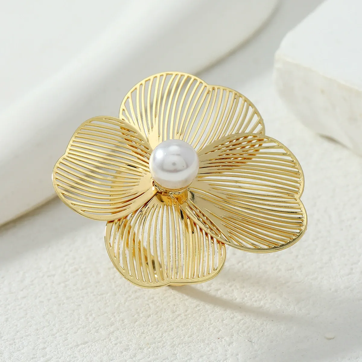 Flower-inlaid pearl design niche long clavicle necklace, women's necklace and earring set