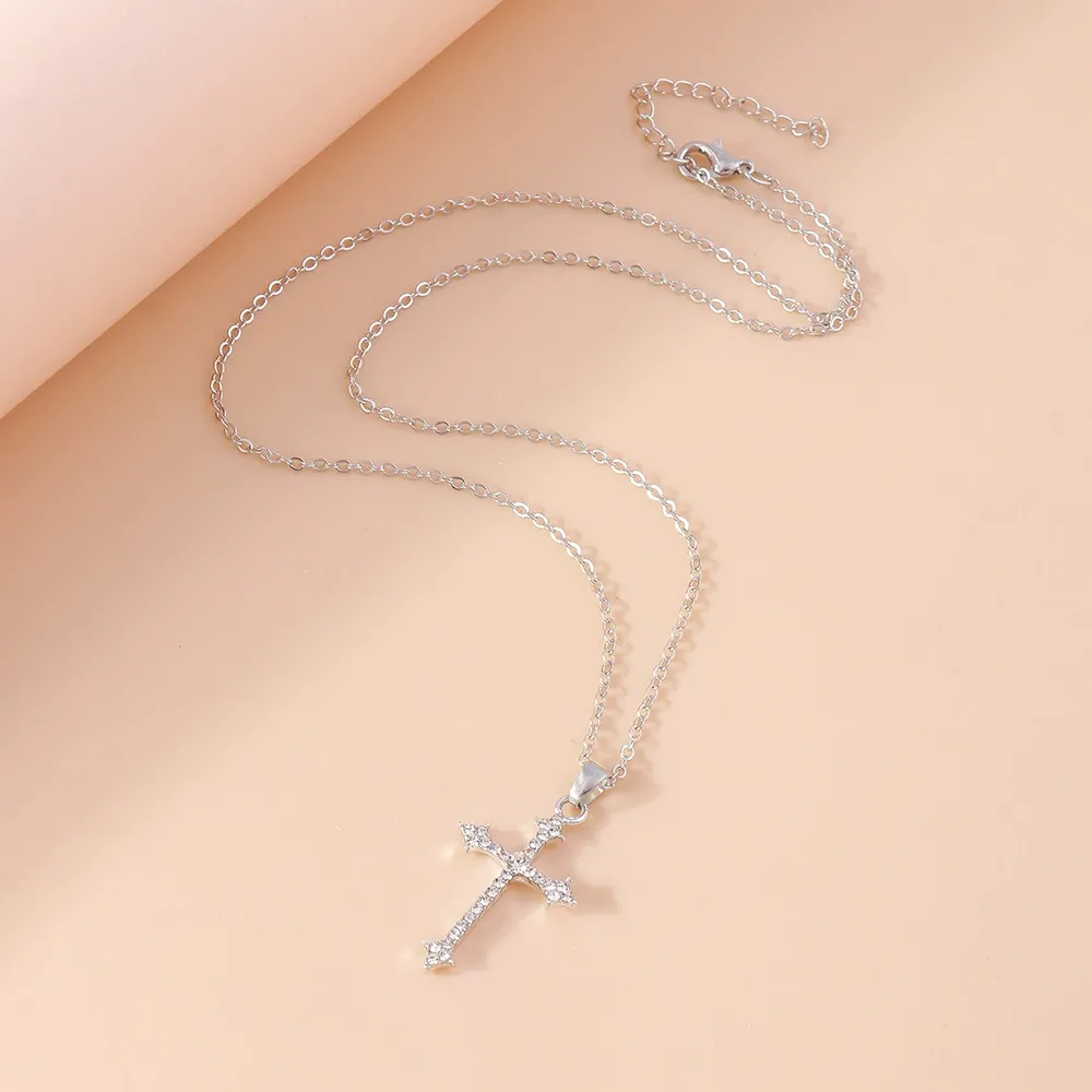 Simple and light luxury style, elegant temperament, generous diamond arrow cross necklace, clavicle chain