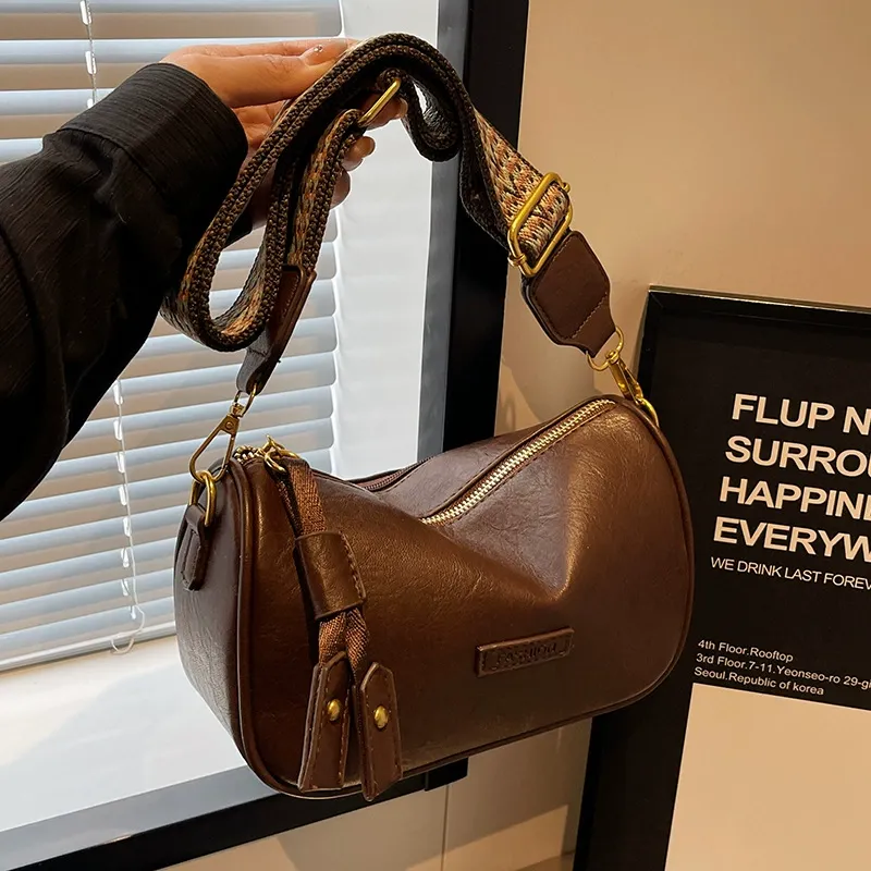 Boston bags are popular this year, and the new wide-band pillow bags are retro in autumn and winter.