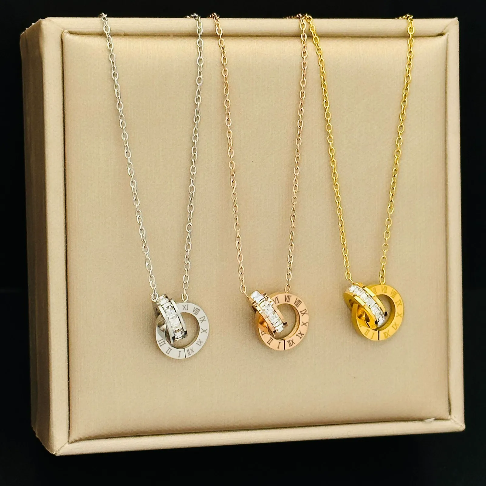 Interlocking Roman diamond-studded titanium steel necklace, non-fading clavicle chain jewelry