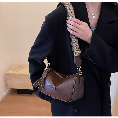 Boston bags are popular this year, and the new wide-band pillow bags are retro in autumn and winter.