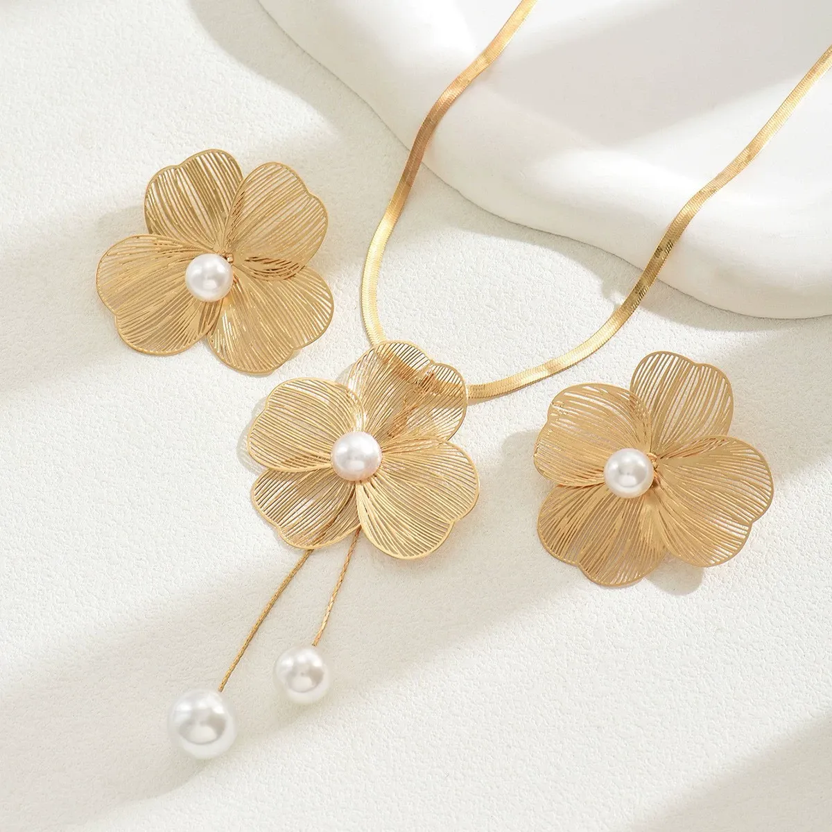 Flower-inlaid pearl design niche long clavicle necklace, women's necklace and earring set