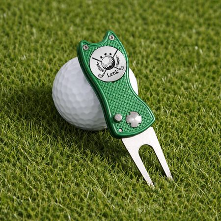 Personligt designet golfværktøj til reparation af lie med boldmarkering og brugerdefinerede navne på holdmedlemmer, specielt designet til golfspillere.