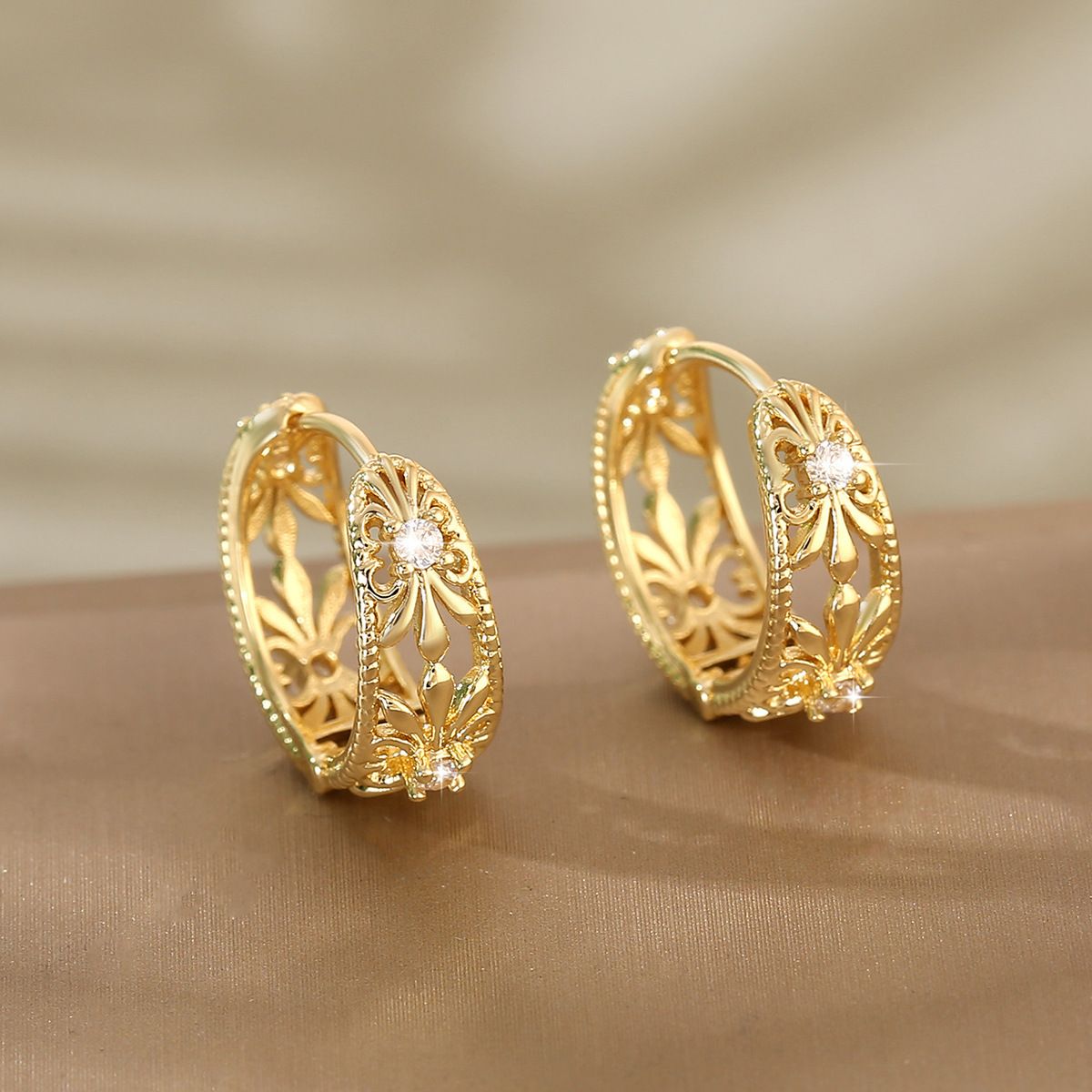 Copper inlaid zirconium circular ear ring