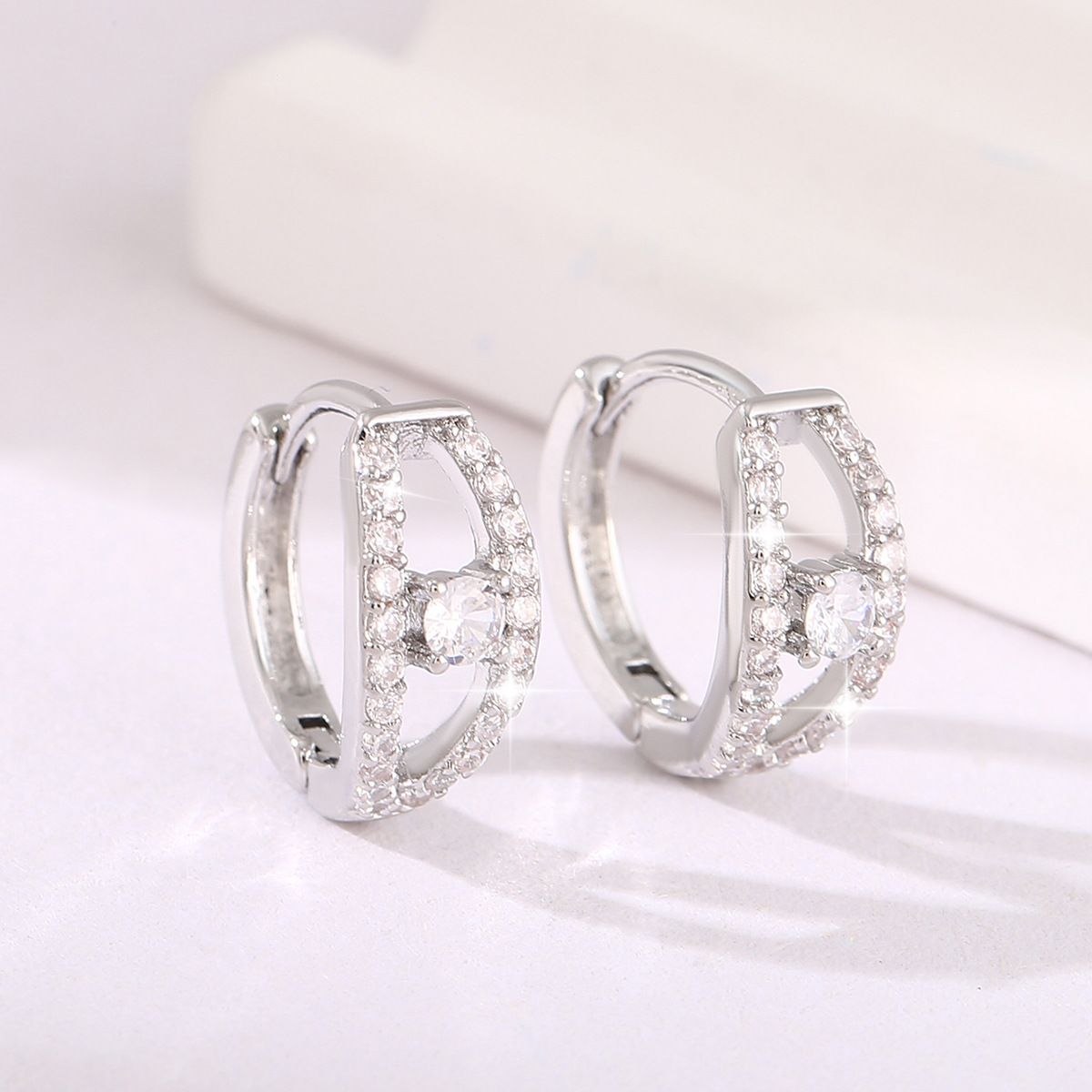 Copper inlaid zirconium geometric circular earrings