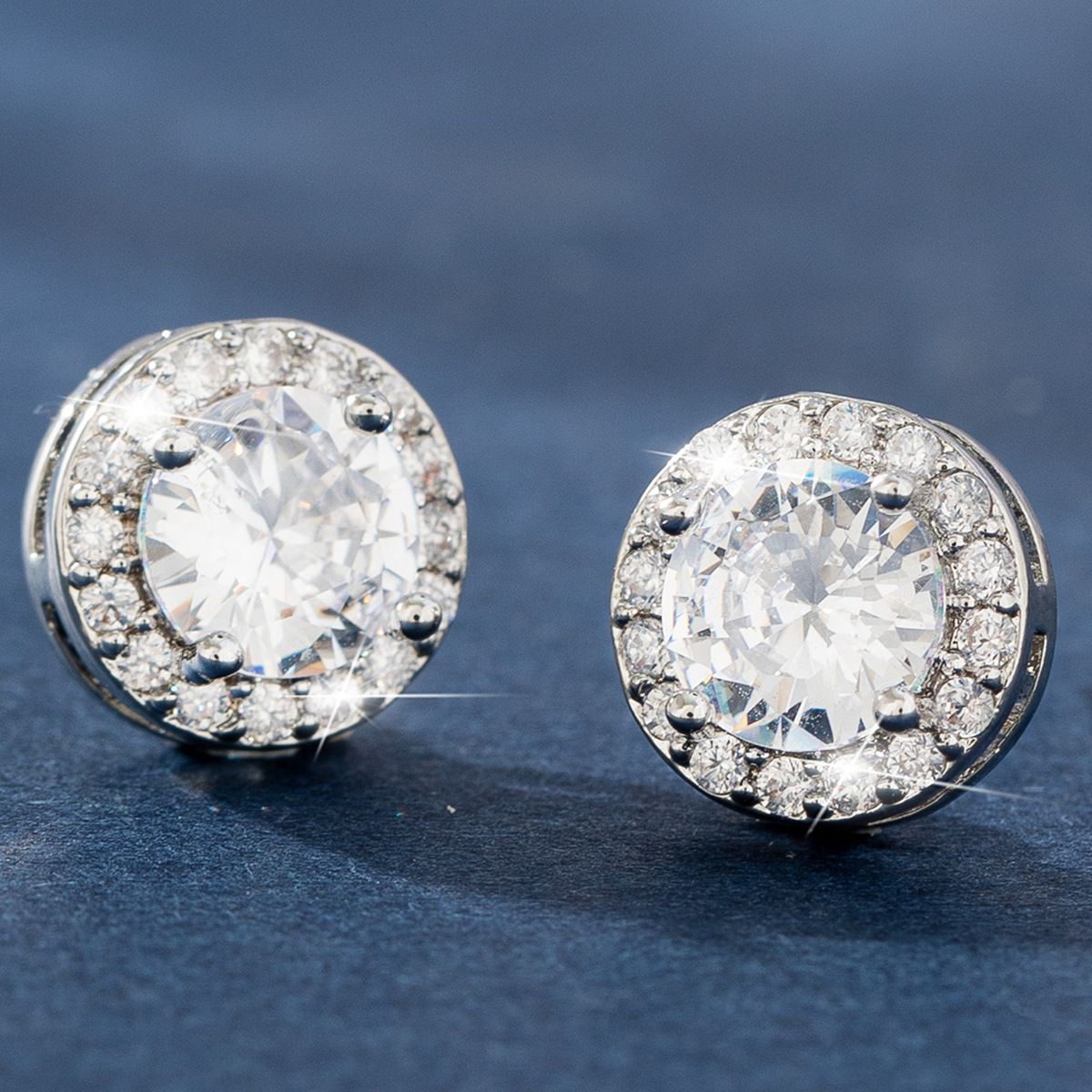 Copper is studded with zirconium stud earrings